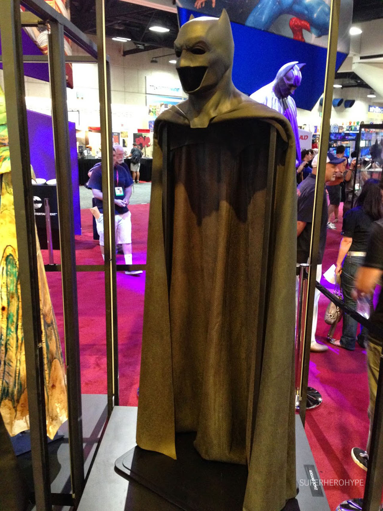 Ben Affleck's Batman Cape & Cowl On Display At SDCC - Dark Knight News